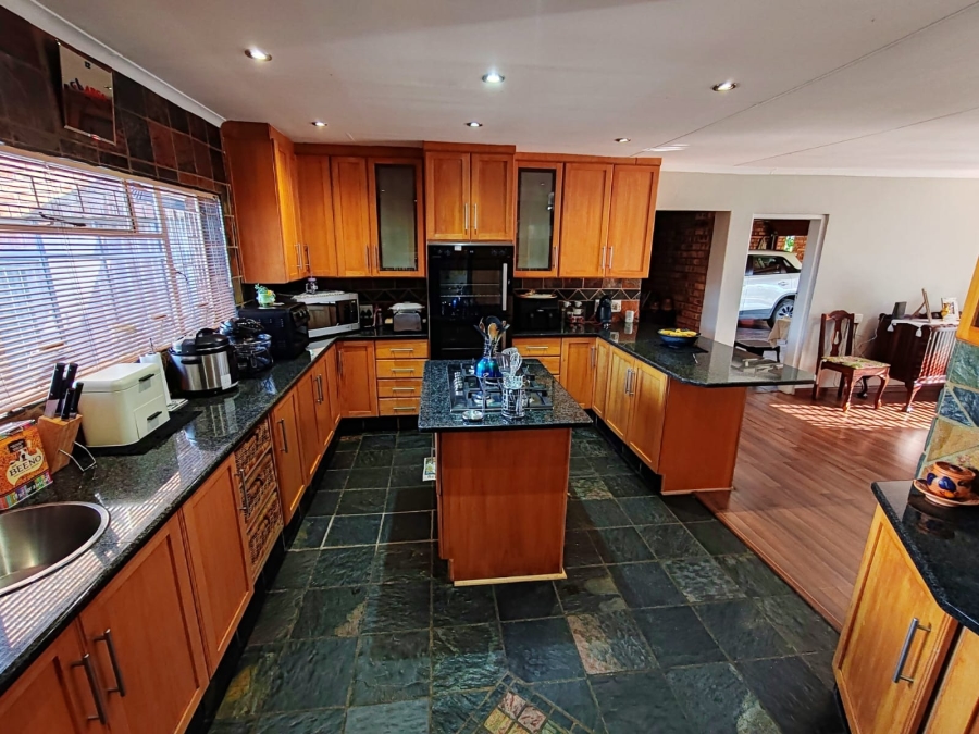 5 Bedroom Property for Sale in Grimbeeck Park North West